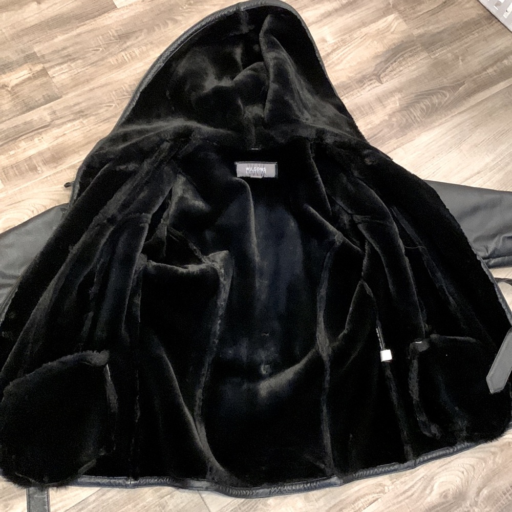 Like new Wilson’s leather coat - Picture 10 of 14